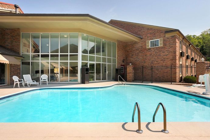 Imagen de la piscina del Hotel Baymont by Wyndham Kansas City KU Medical Center. Foto 20