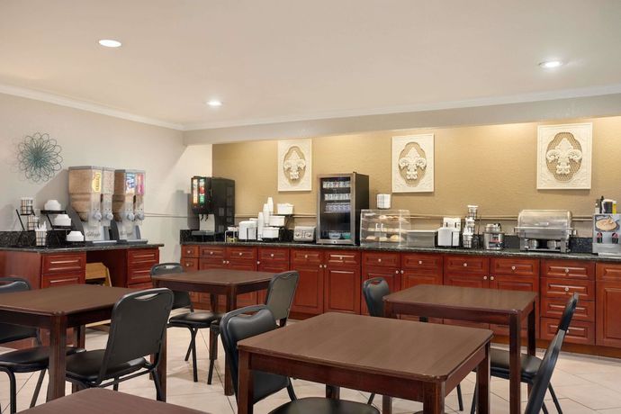 Imagen del bar/restaurante del Hotel Baymont by Wyndham Kansas City KU Medical Center. Foto 2