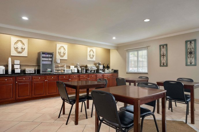 Imagen del bar/restaurante del Hotel Baymont by Wyndham Kansas City KU Medical Center. Foto 3