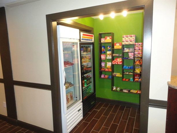 Imagen de la piscina del Hotel Baymont by Wyndham Kent/Seattle. Foto 14