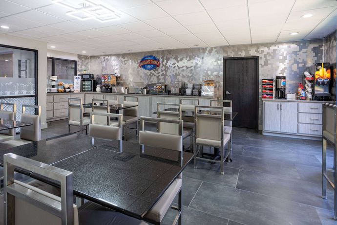 Imagen del bar/restaurante del Hotel Baymont by Wyndham La Vergne. Foto 5