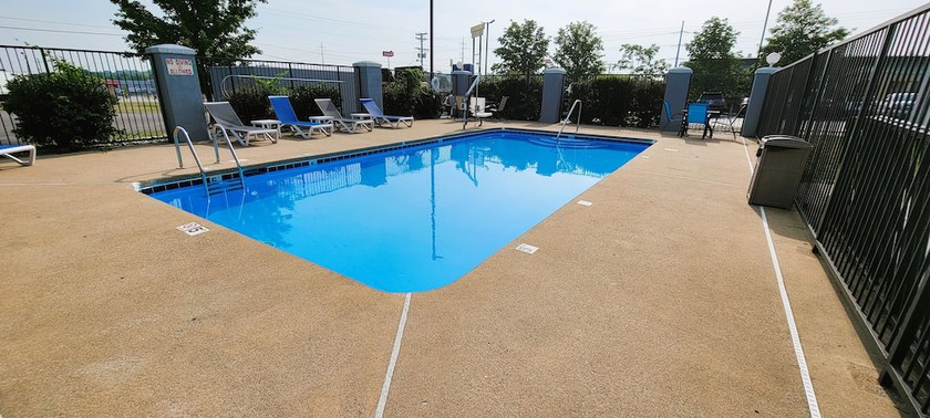 Imagen de la piscina del Hotel Baymont by Wyndham La Vergne. Foto 20