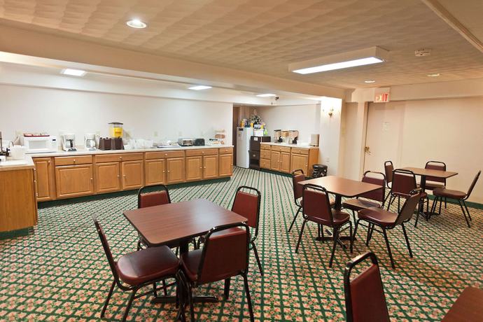 Imagen del bar/restaurante del Hotel Baymont by Wyndham Lake George. Foto 3