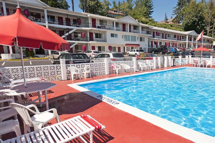 Imagen de la piscina del Hotel Baymont by Wyndham Lake George. Foto 9