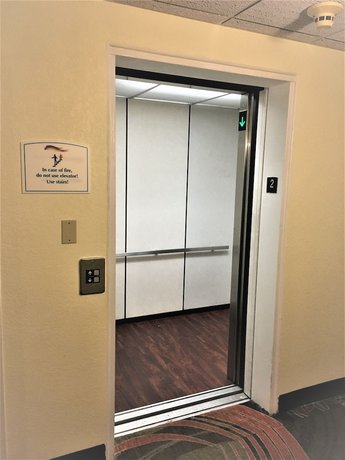 Imagen de los interiores del Hotel Baymont by Wyndham Lakeland. Foto 16