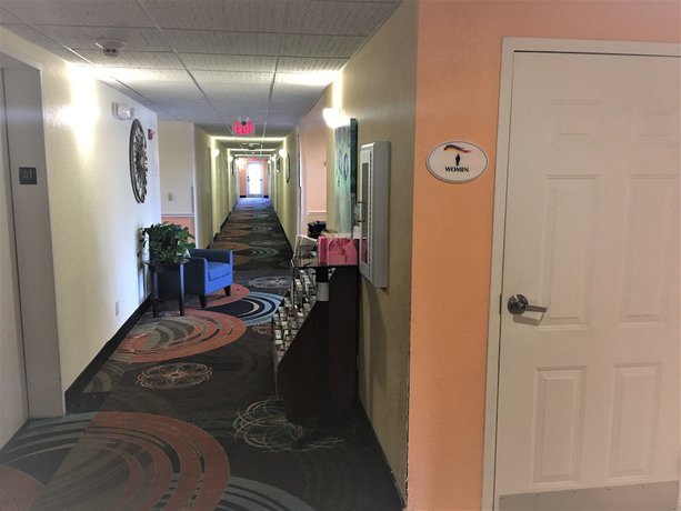 Imagen de los interiores del Hotel Baymont by Wyndham Lakeland. Foto 17