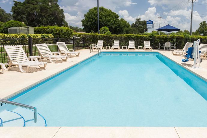 Imagen de la piscina del Hotel Baymont by Wyndham Lakeland. Foto 20
