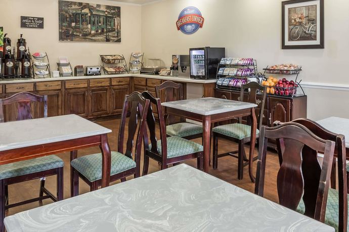 Imagen del bar/restaurante del Hotel Baymont by Wyndham Lakeland. Foto 2