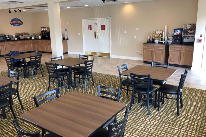Imagen del bar/restaurante del Hotel Baymont by Wyndham Latham Albany Airport. Foto 6