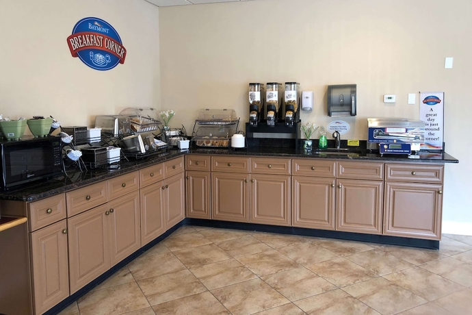 Imagen del bar/restaurante del Hotel Baymont by Wyndham Latham Albany Airport. Foto 7