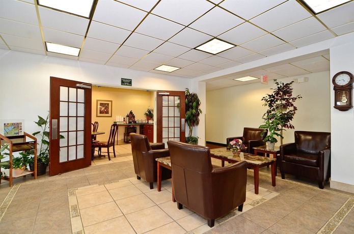 Imagen de los interiores del Hotel Baymont by Wyndham Louisville Southwest. Foto 11
