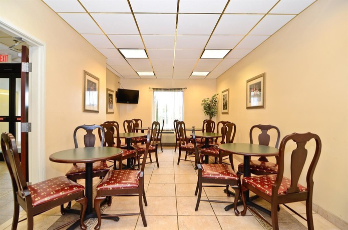Imagen del bar/restaurante del Hotel Baymont by Wyndham Louisville Southwest. Foto 4