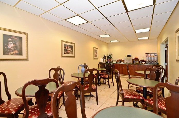 Imagen del bar/restaurante del Hotel Baymont by Wyndham Louisville Southwest. Foto 5