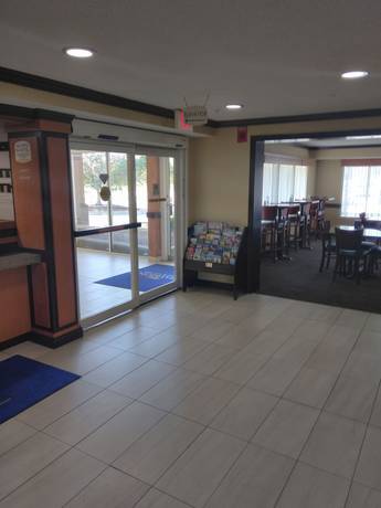 Imagen de los interiores del Hotel Baymont by Wyndham Madison Heights Detroit Area. Foto 18