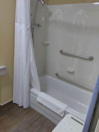 Imagen de la habitación del Hotel Baymont by Wyndham Madison Heights Detroit Area. Foto 10