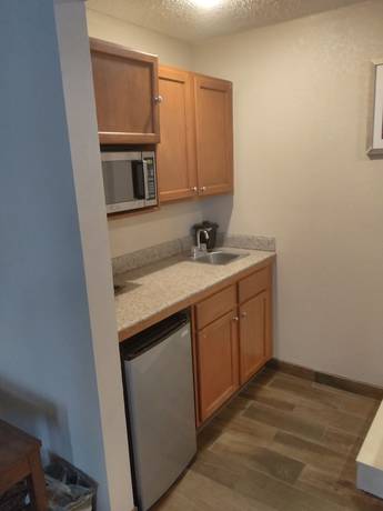 Imagen de la habitación del Hotel Baymont by Wyndham Madison Heights Detroit Area. Foto 11
