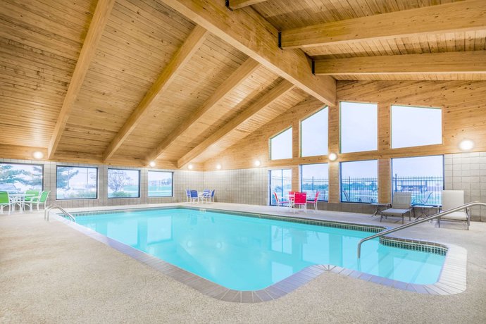 Imagen de la piscina del Hotel Baymont by Wyndham Marshalltown. Foto 19
