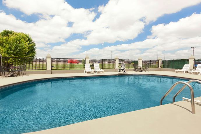 Imagen de la piscina del Hotel Baymont by Wyndham Oklahoma City Airport. Foto 16