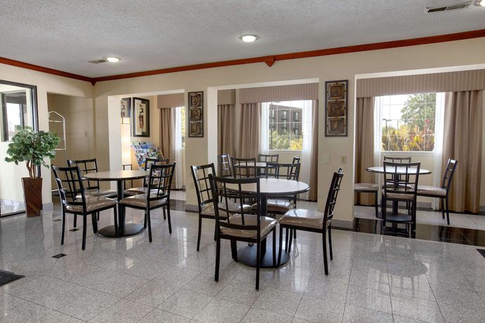 Imagen de los interiores del Hotel Baymont by Wyndham Oklahoma City Airport. Foto 13