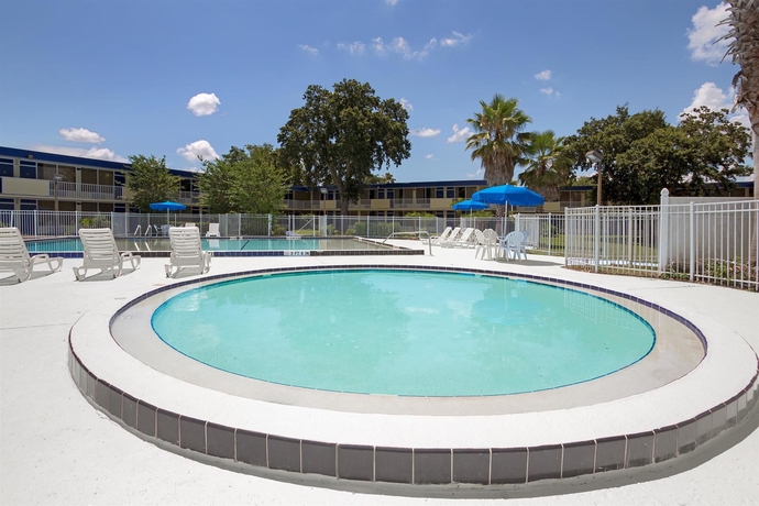 Imagen de la piscina del Hotel Baymont by Wyndham Orlando Lake Buena Vista South. Foto 12