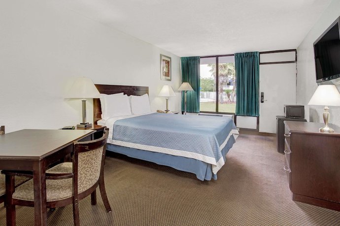 Imagen de la habitación del Hotel Baymont by Wyndham Orlando Lake Buena Vista South. Foto 8