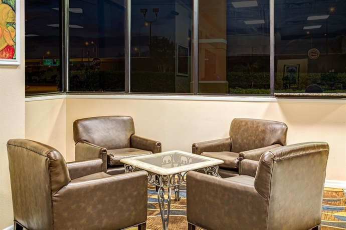 Imagen de los interiores del Hotel Baymont by Wyndham Orlando North Millenia. Foto 12