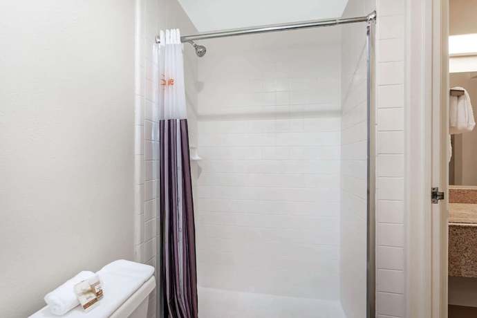 Imagen de la habitación del Hotel Baymont by Wyndham Orlando South. Foto 8