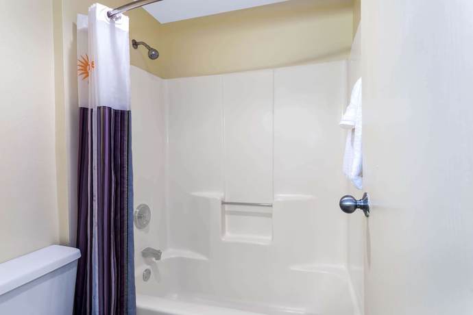 Imagen de la habitación del Hotel Baymont by Wyndham Orlando South. Foto 9