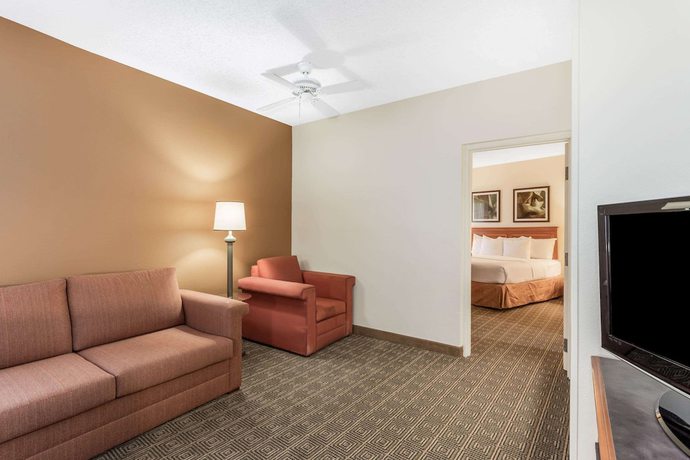 Imagen de la habitación del Hotel Baymont by Wyndham Orlando South. Foto 18