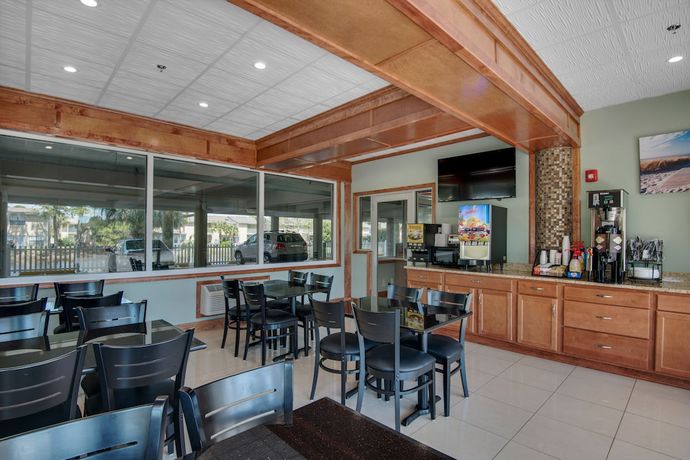 Imagen del bar/restaurante del Hotel Baymont by Wyndham Panama City Beach. Foto 2