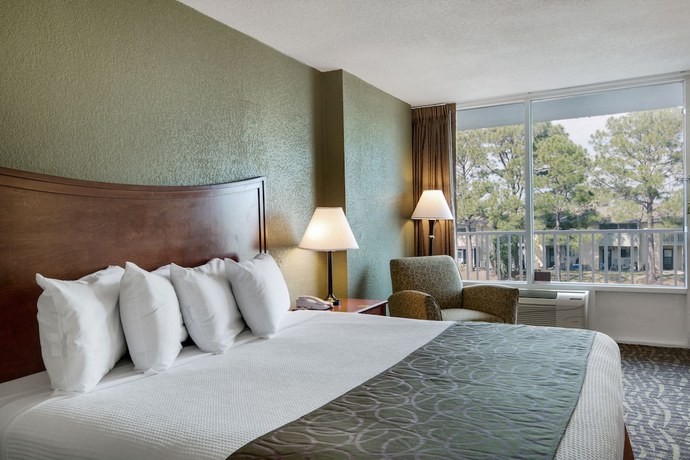 Imagen de la habitación del Hotel Baymont by Wyndham Panama City Beach. Foto 10