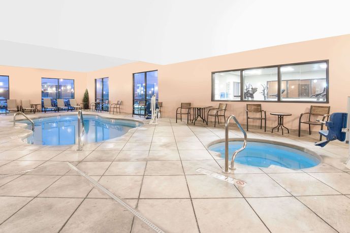Imagen de la piscina del Hotel Baymont by Wyndham Rapid City. Foto 18