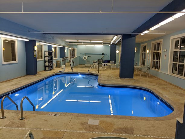 Imagen de la piscina del Hotel Baymont by Wyndham Rockford. Foto 20