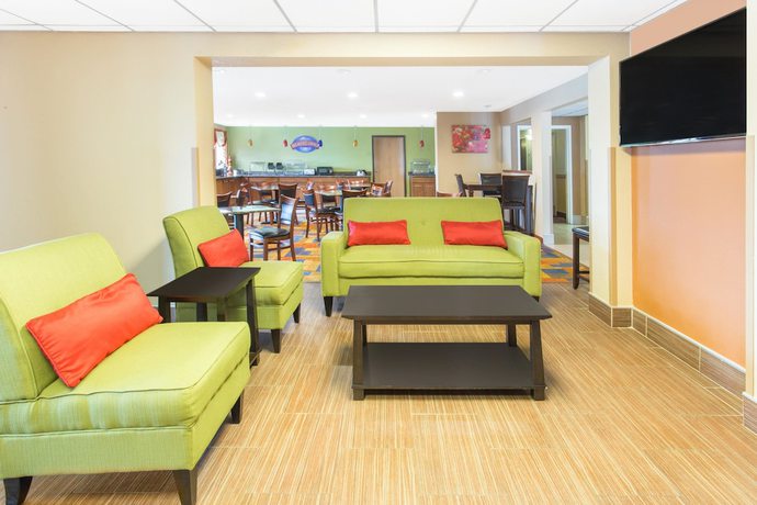 Imagen de los interiores del Hotel Baymont by Wyndham Waukesha. Foto 17