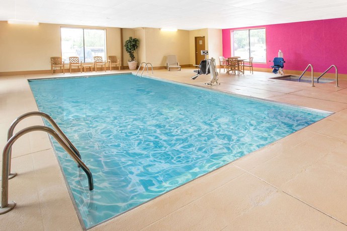 Imagen de la piscina del Hotel Baymont by Wyndham Waukesha. Foto 19