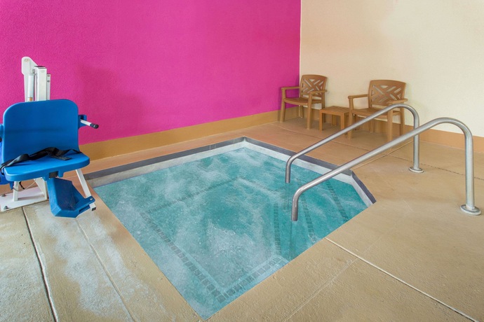 Imagen de la piscina del Hotel Baymont by Wyndham Waukesha. Foto 20
