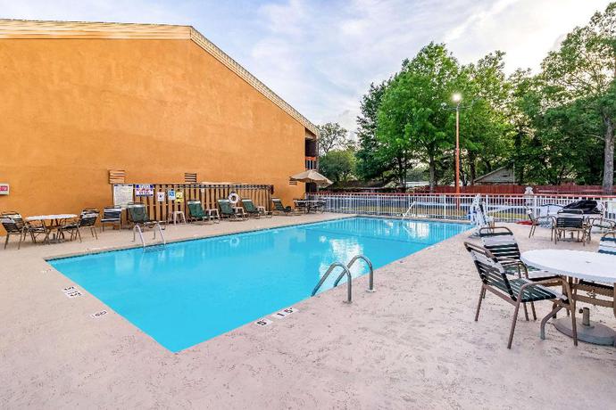 Imagen de la piscina del Hotel Baymont by Wyndham Wilmington. Foto 12