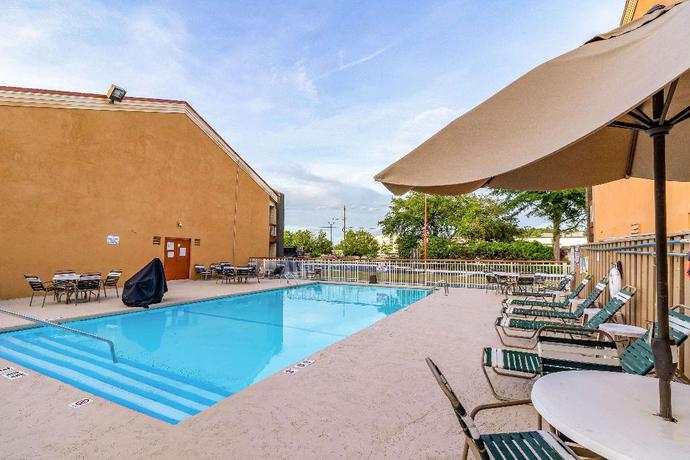 Imagen de la piscina del Hotel Baymont by Wyndham Wilmington. Foto 13