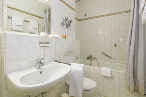 Imagen de la habitación del Hotel Baynunah Drachenfels. Foto 15