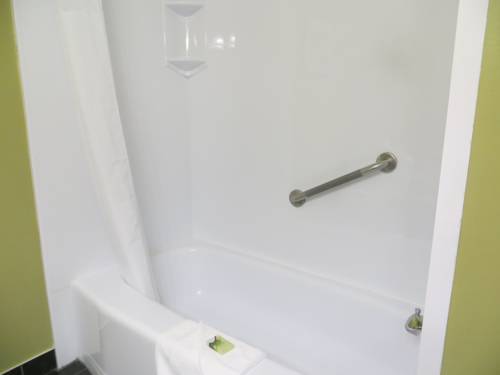 Imagen de la habitación del Hotel Bayshore Inn and Spa. Foto 9