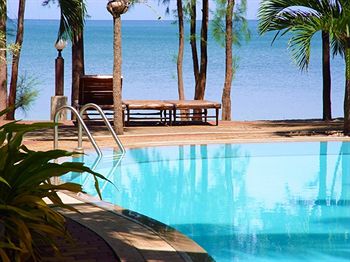 Imagen del bar/restaurante del Hotel Bayview Beach Resort, Bang Saphan. Foto 2