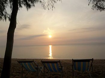 Imagen de la piscina del Hotel Bayview Beach Resort, Bang Saphan. Foto 16