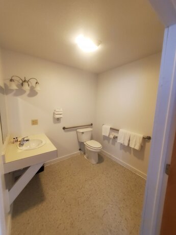 Imagen general del Hotel Bayview Lakefront Motel. Foto 6