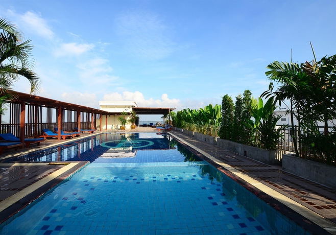 Imagen de la piscina del Hotel Baywalk Residence Pattaya. Foto 15