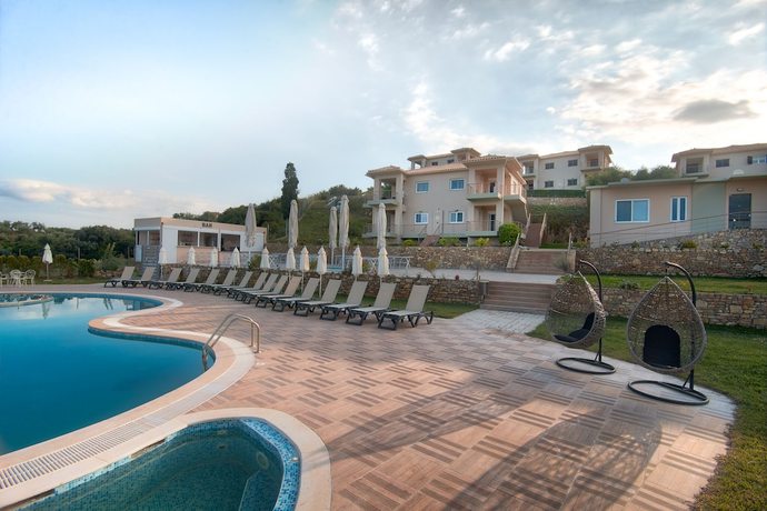 Imagen de la piscina del Hotel Baywatch, Kalamata. Foto 19