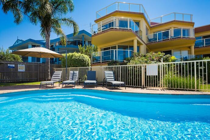 Imagen de la piscina del Hotel Baywatch Luxury Apartments. Foto 17