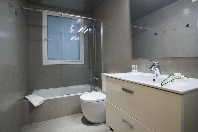 Imagen de la habitación del Hotel Bbarcelona Gaudi Flats. Foto 9