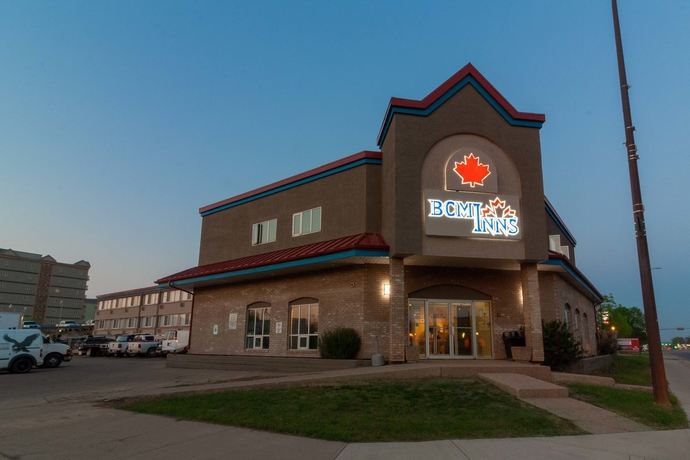 Imagen de los exteriores del Hotel Bcminns Fort Mcmurray. Foto 13