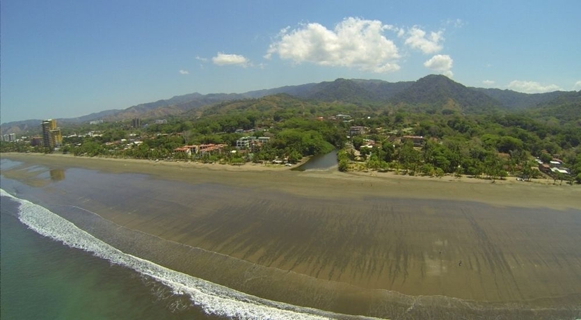 Imagen de los exteriores del Hotel Beach Break Resort. Foto 9