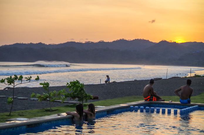 Imagen de la piscina del Hotel Beach Break Surf Camp. Foto 18